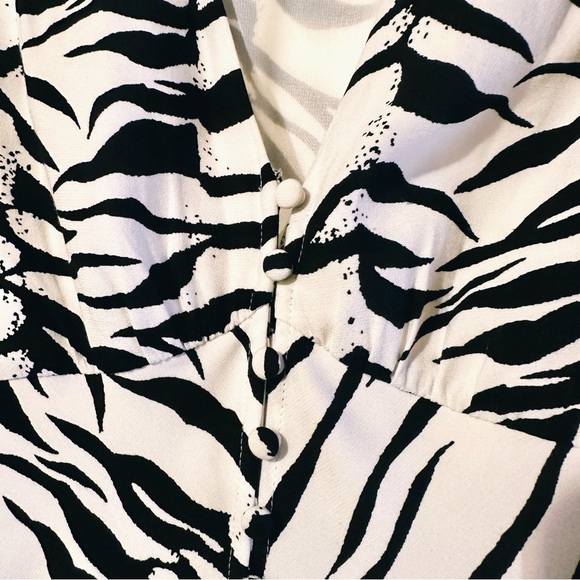 RIXO London ‘Tonya’ V-Neck Tiger Stripe Printed Button Up Flare Dress Size XXS - Picture 16 of 16